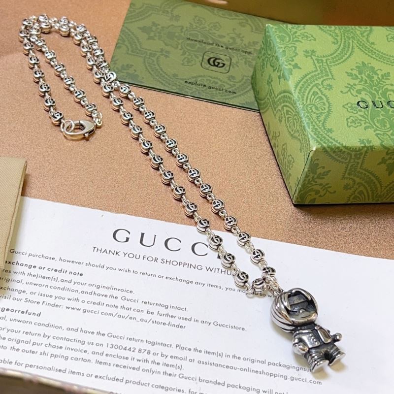 G*u*i necklaces